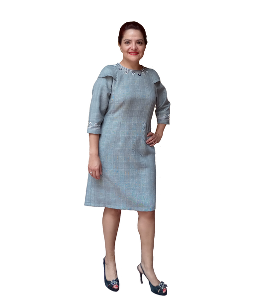 Vestido Bordado Jardín en Blanco y Negro, vista frontal en modelo.