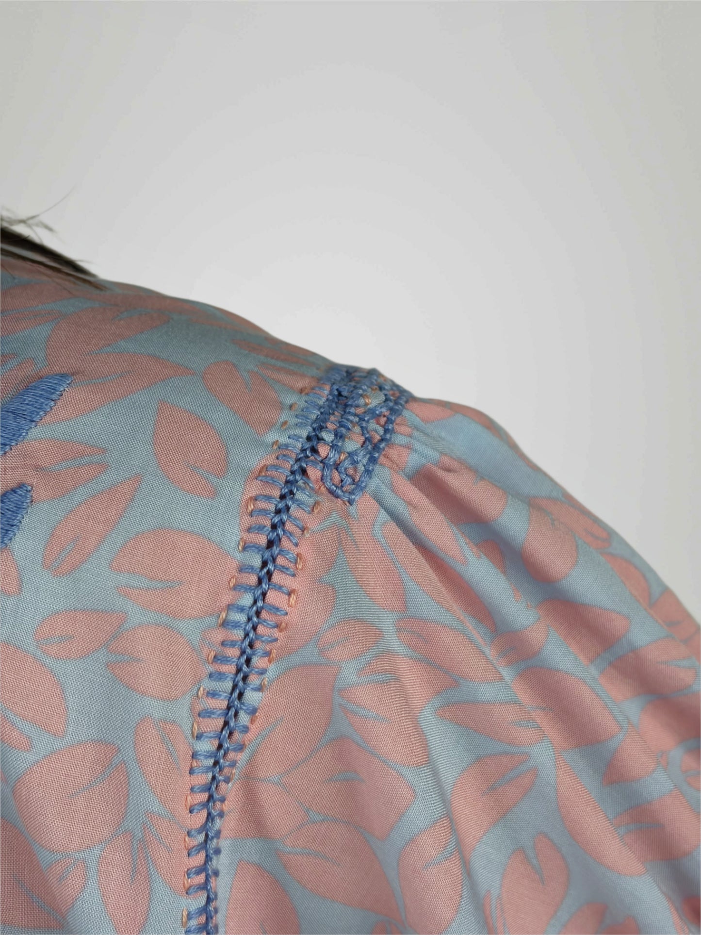 Vestido Chemise Bordado con Hilo Egipcio color salmón, bordado celeste, detalle de la manga.