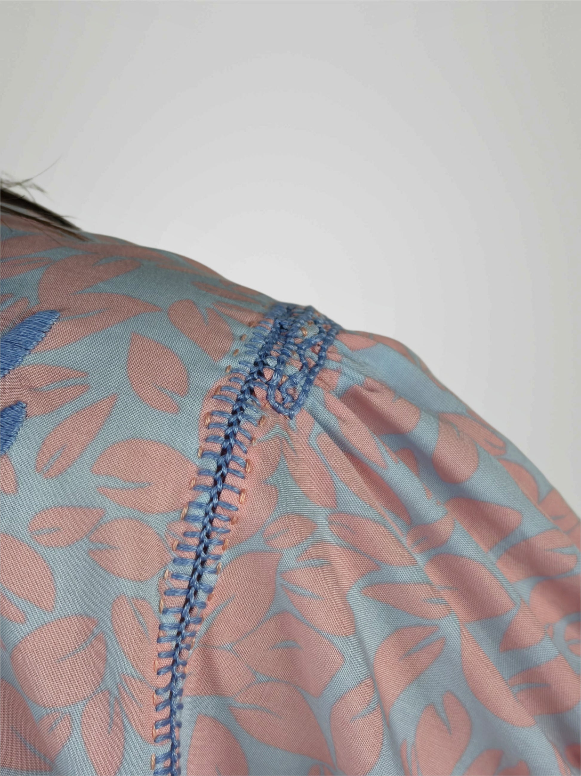 Vestido Chemise Bordado con Hilo Egipcio color salmón, bordado celeste, detalle de la manga.