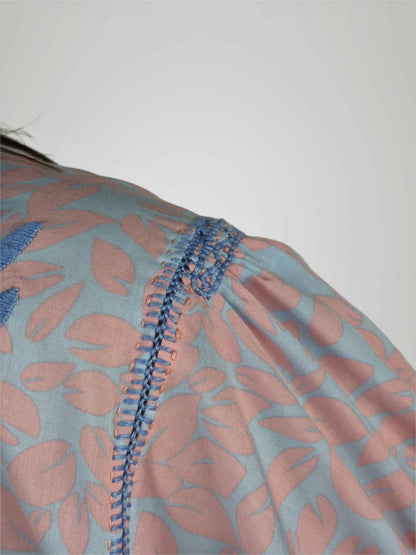 Vestido Chemise Bordado con Hilo Egipcio color salmón, bordado celeste, detalle de la manga.