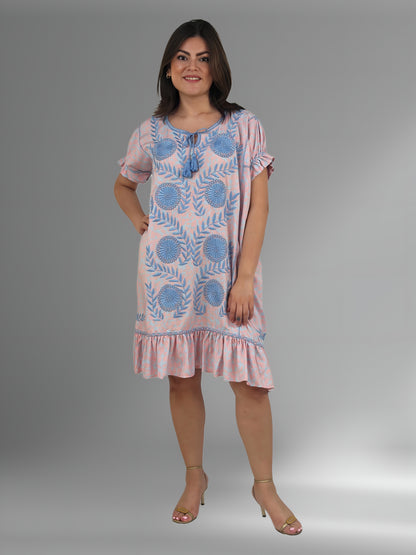 Vestido Chemise Bordado con Hilo Egipcio color salmon, vordado celeste, vista frontal en modelo.