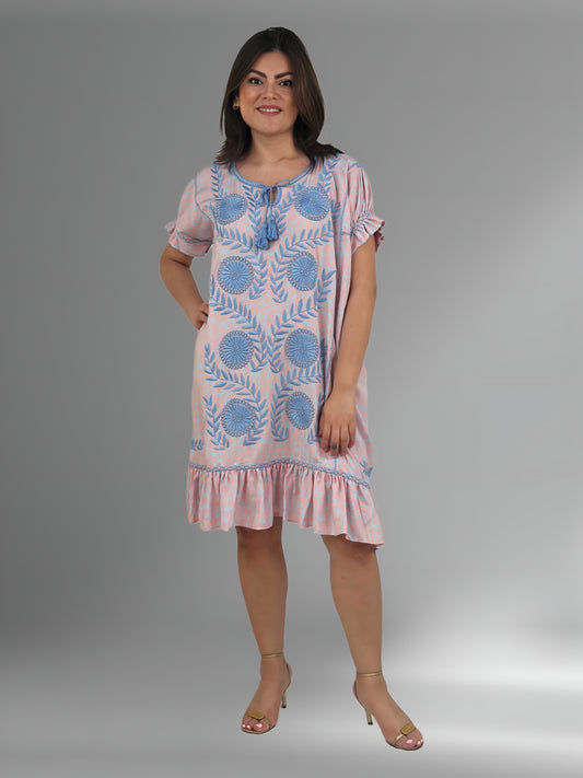 Vestido Chemise Bordado con Hilo Egipcio color salmon, vordado celeste, vista frontal en modelo.