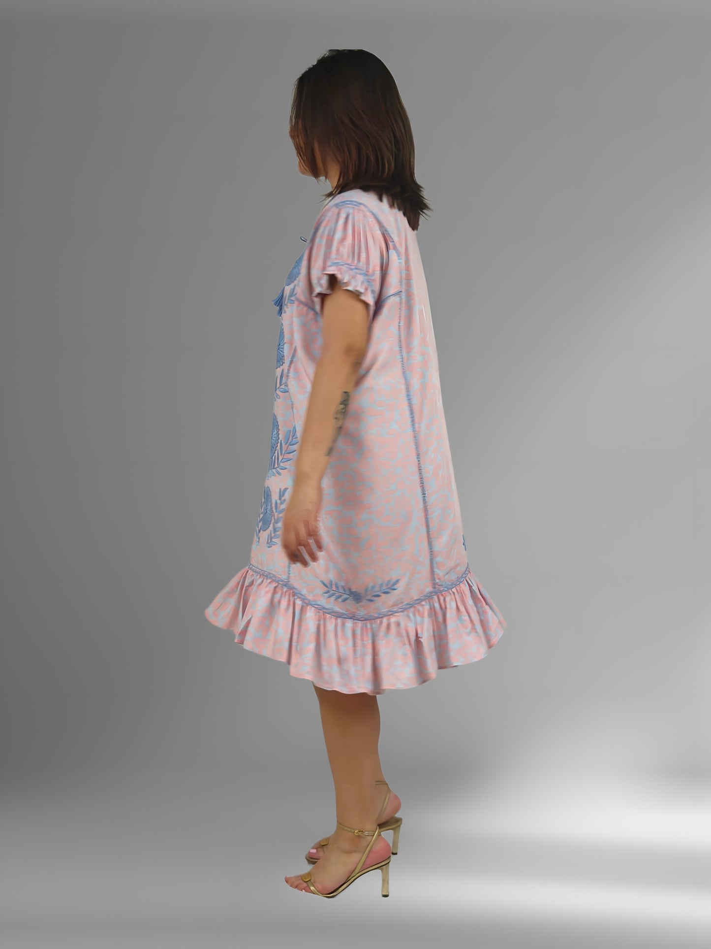 Vestido Chemise Bordado con Hilo Egipcio color salmón, bordado celeste, vista lateral en modelo.