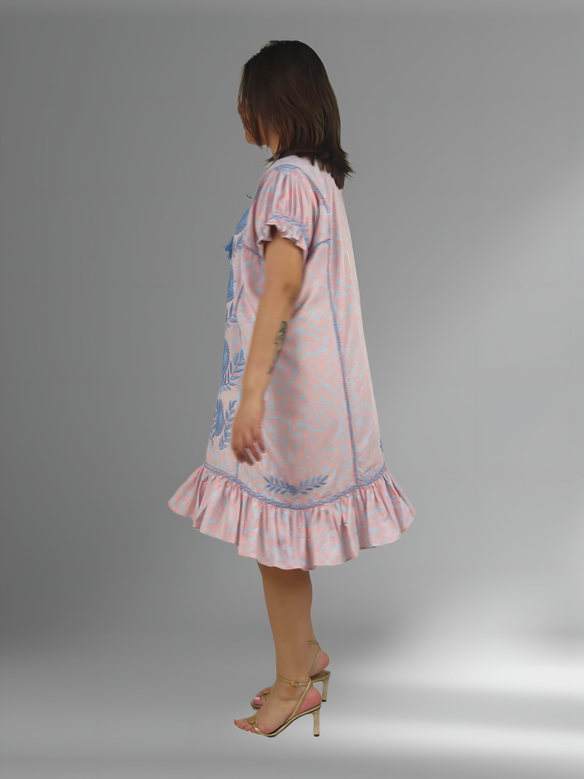 Vestido Chemise Bordado con Hilo Egipcio color salmón, bordado celeste, vista lateral en modelo.