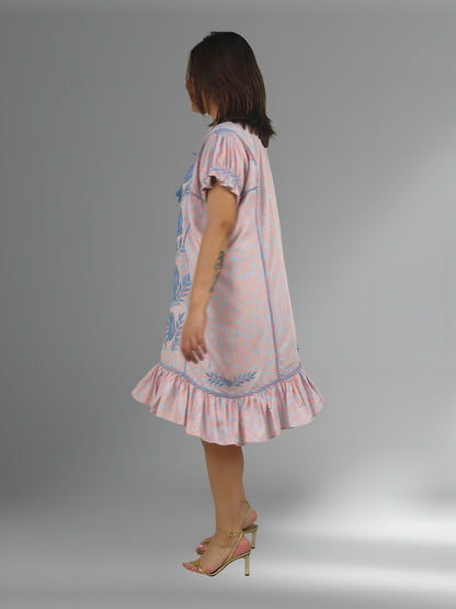Vestido Chemise Bordado con Hilo Egipcio color salmón, bordado celeste, vista lateral en modelo.