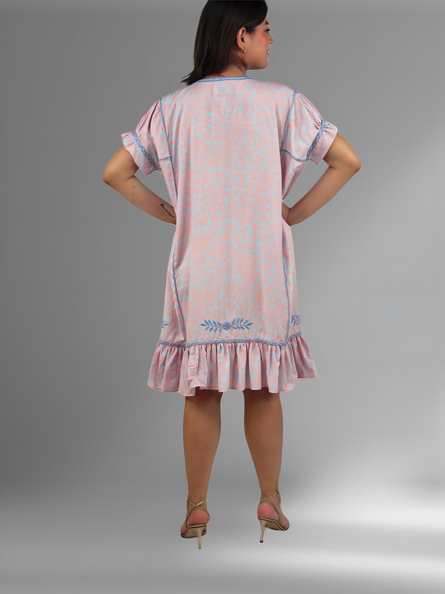 Vestido Chemise Bordado con Hilo Egipcio color salmón, bordado celeste, vista posterior en modelo.