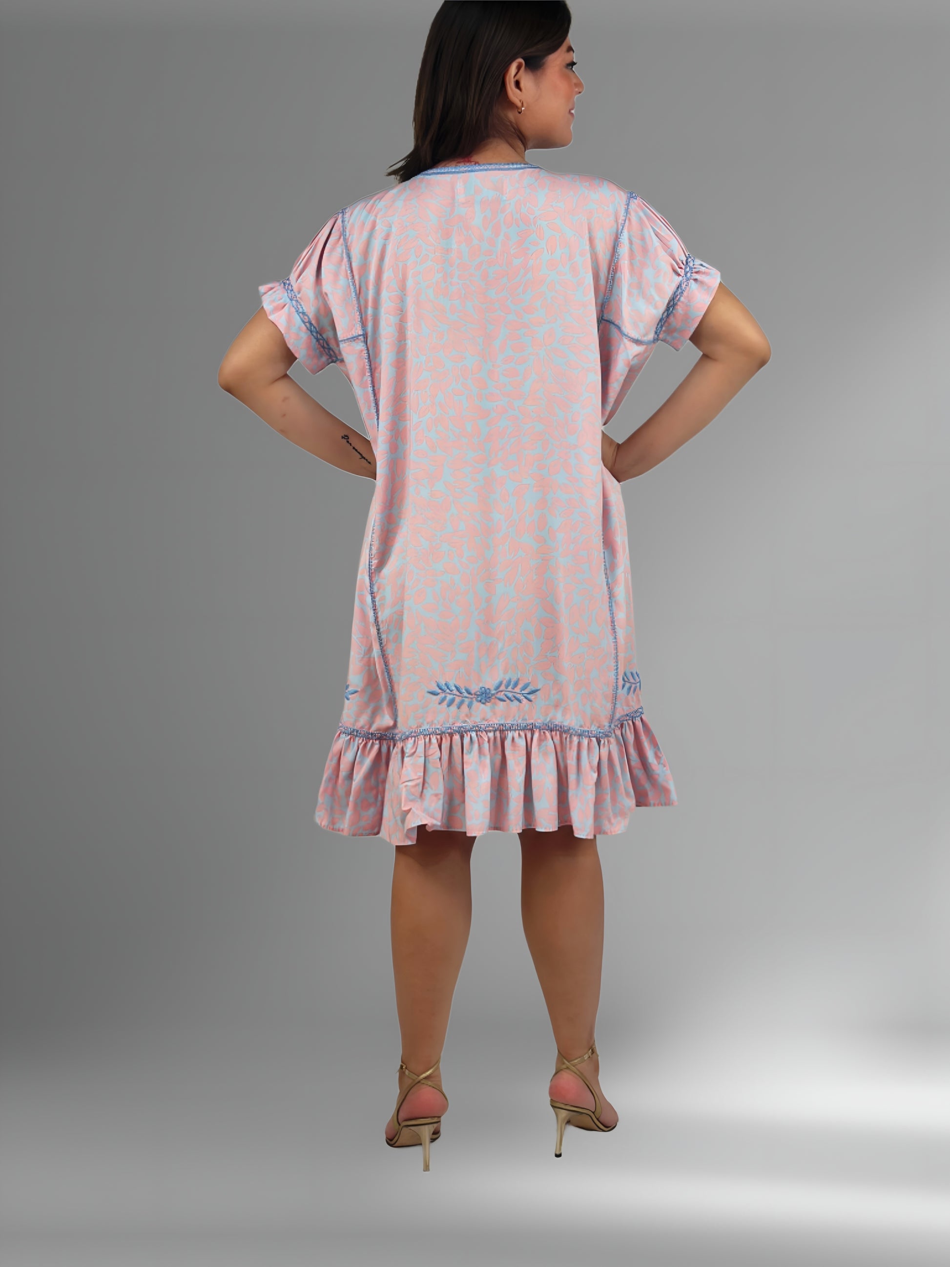 Vestido Chemise Bordado con Hilo Egipcio color salmón, bordado celeste, vista posterior en modelo.