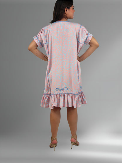 Vestido Chemise Bordado con Hilo Egipcio color salmón, bordado celeste, vista posterior en modelo.