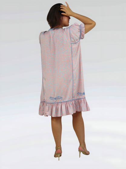 Vestido Chemise Bordado con Hilo Egipcio color salmón, bordado celeste, vista posterior en modelo.