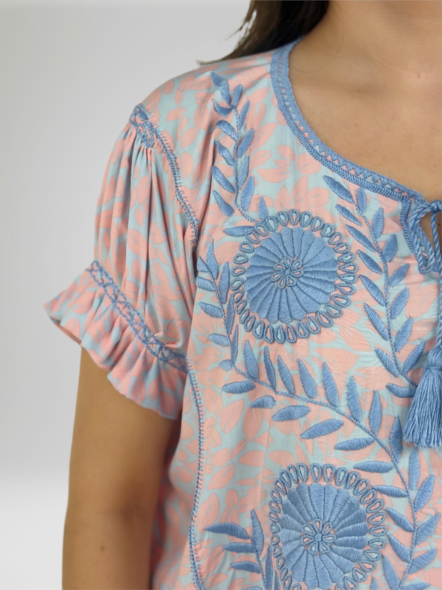 Vestido Chemise Bordado con Hilo Egipcio color salmón, bordado celeste, detalle del bordado.