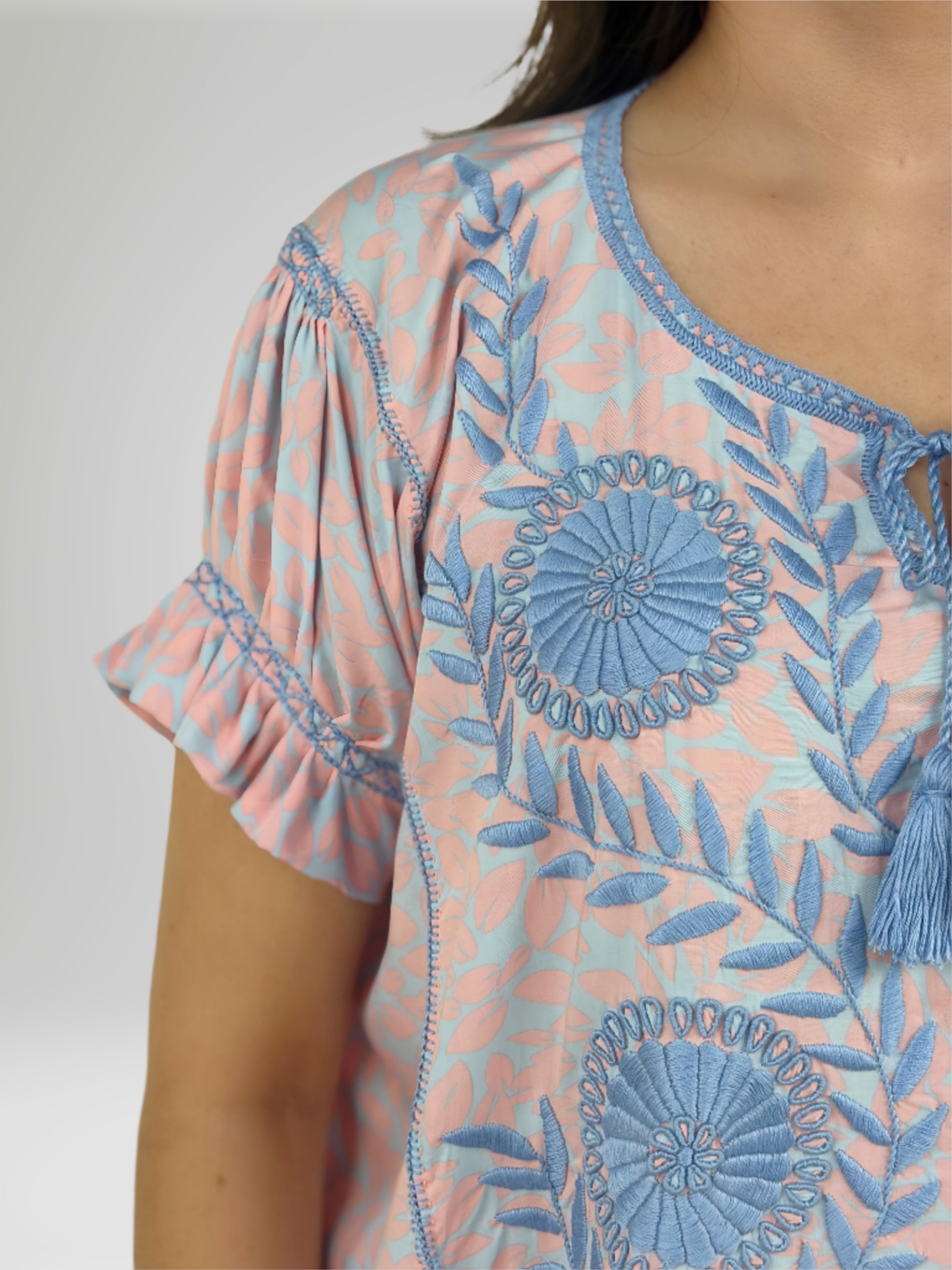 Vestido Chemise Bordado con Hilo Egipcio color salmón, bordado celeste, detalle del bordado.