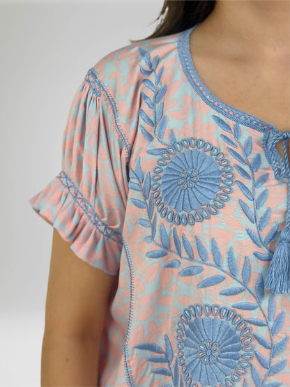 Vestido Chemise Bordado con Hilo Egipcio color salmón, bordado celeste, detalle del bordado.