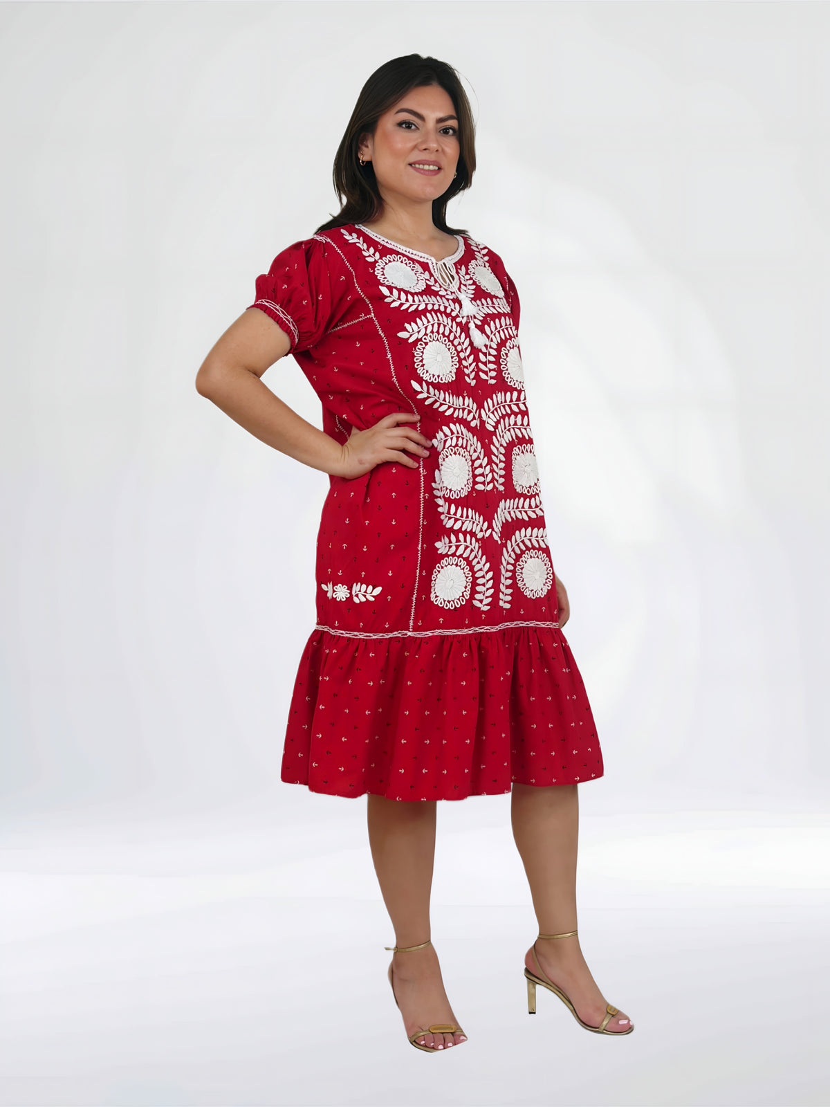 Vestido Chemise color rojo, estampado ancha, vista lateral en modelo.