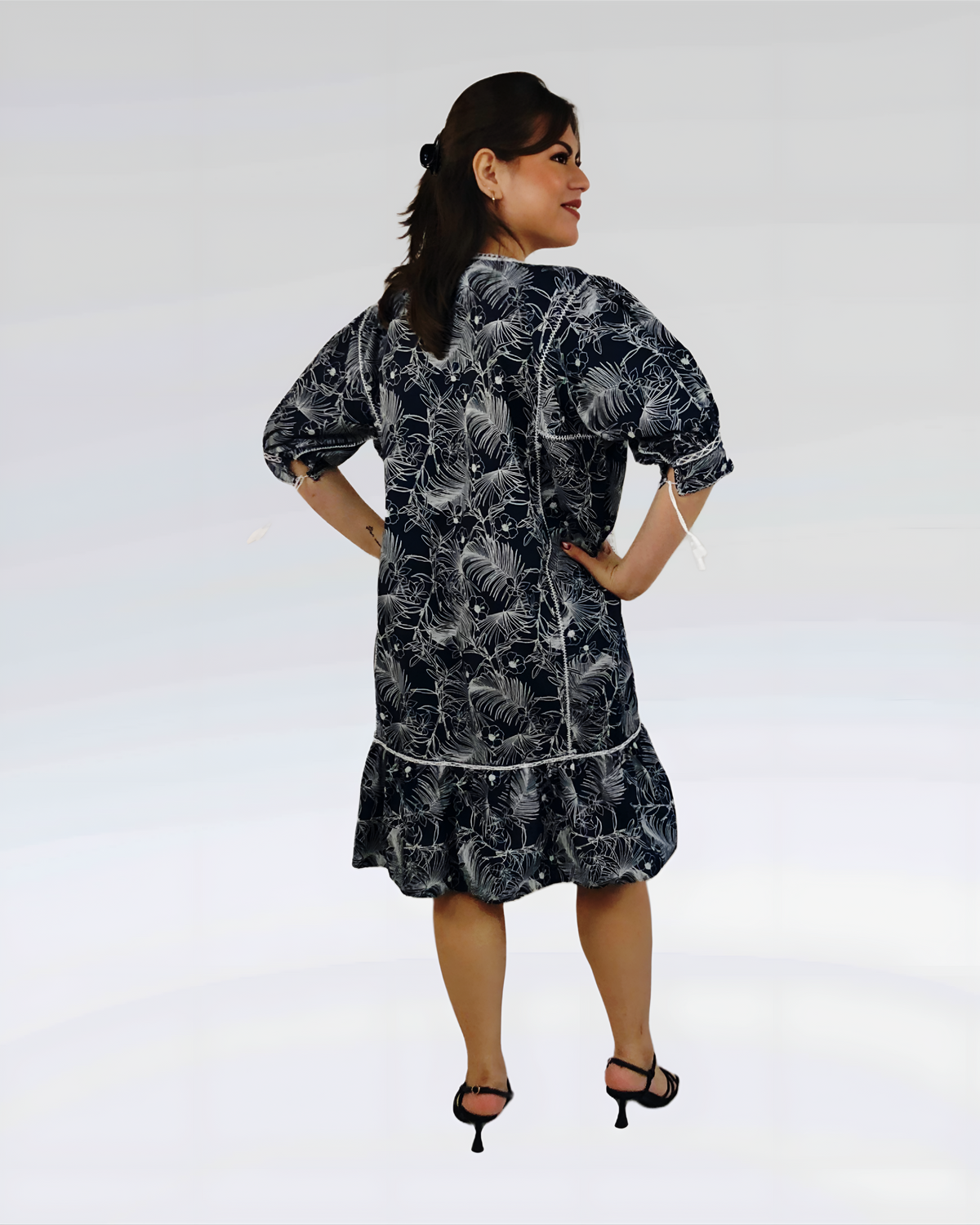 Vestido Chemise color azul marino con estampado de hojas blanco, bordado blanco, vista posterior en modelo.