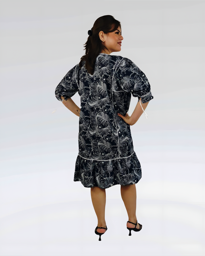 Vestido Chemise color azul marino con estampado de hojas blanco, bordado blanco, vista posterior en modelo.