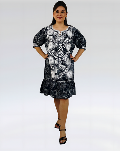 Vestido Chemise color azul marino, estampado de hojas blanco con bordado blanco.