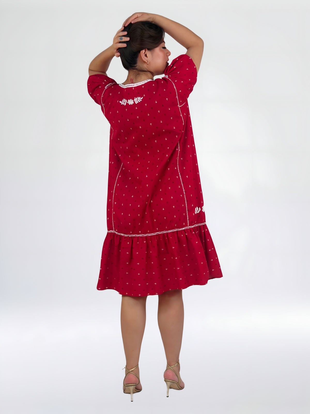 Vestido Chemise color rojo, estampado ancla, bordado blanco, vista posterior en modelo.