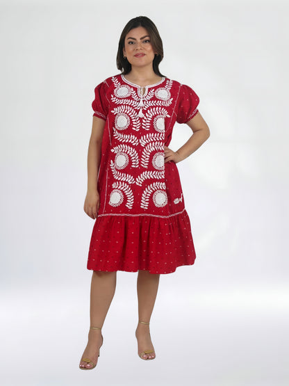 Vestido Chemise color rojo, estampado ancla, bordado blanco, vista frontal en modelo.