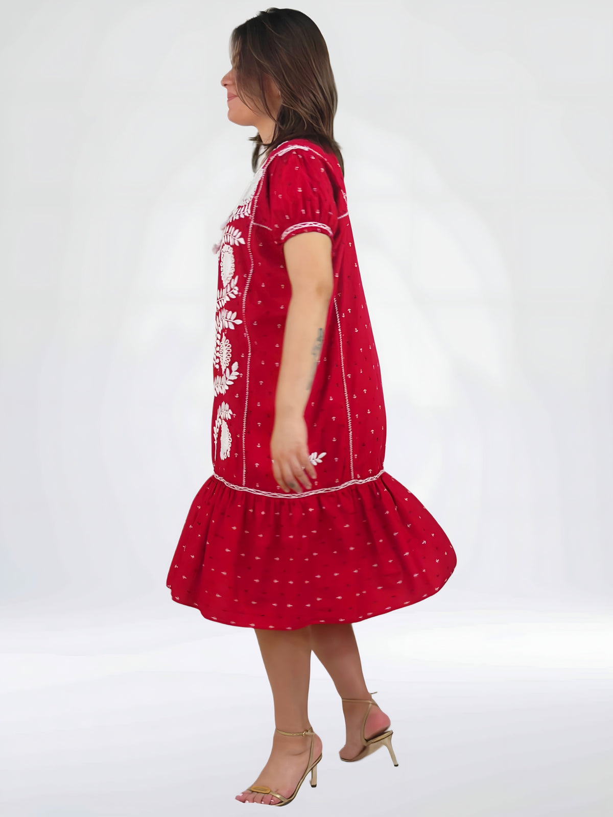 Vestido Chemise color rojo, estampado de anclas, bordado blanco, vista lateral en modelo en movimiento.
