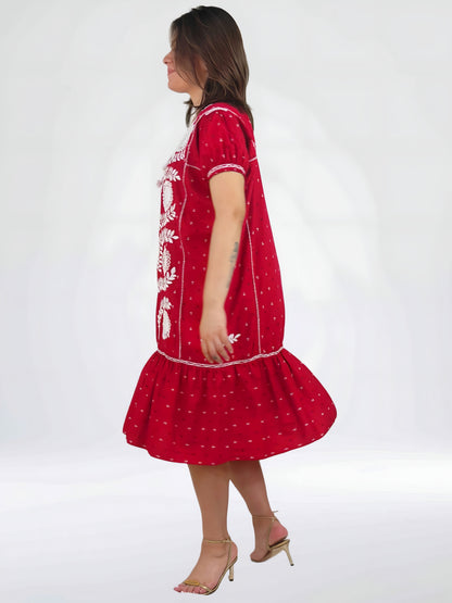 Vestido Chemise color rojo, estampado de anclas, bordado blanco, vista lateral en modelo en movimiento.