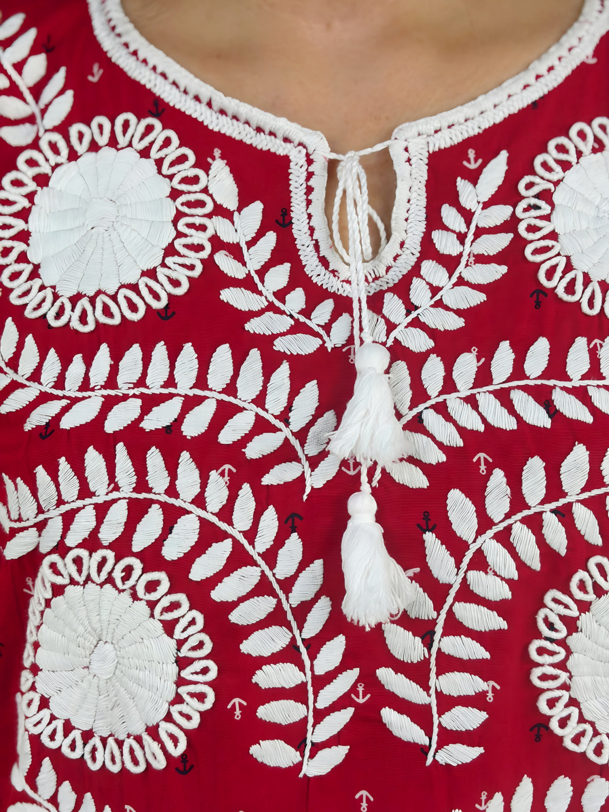 Vestido Chemise color rojo, bordado blanco, estampado de ancla, detalle de las borlas del cuello y bordado.