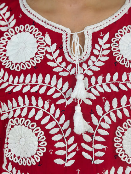 Vestido Chemise color rojo, bordado blanco, estampado de ancla, detalle de las borlas del cuello y bordado.