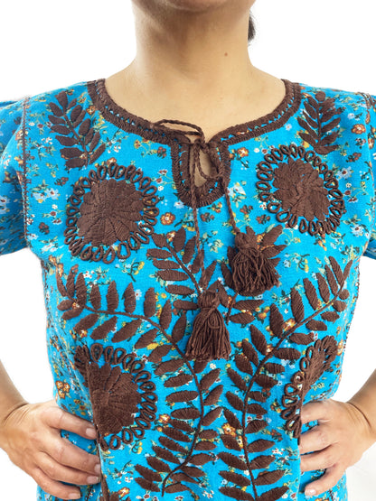 Vestido Chemise color turquesa, bordado café, detalle del bordado.