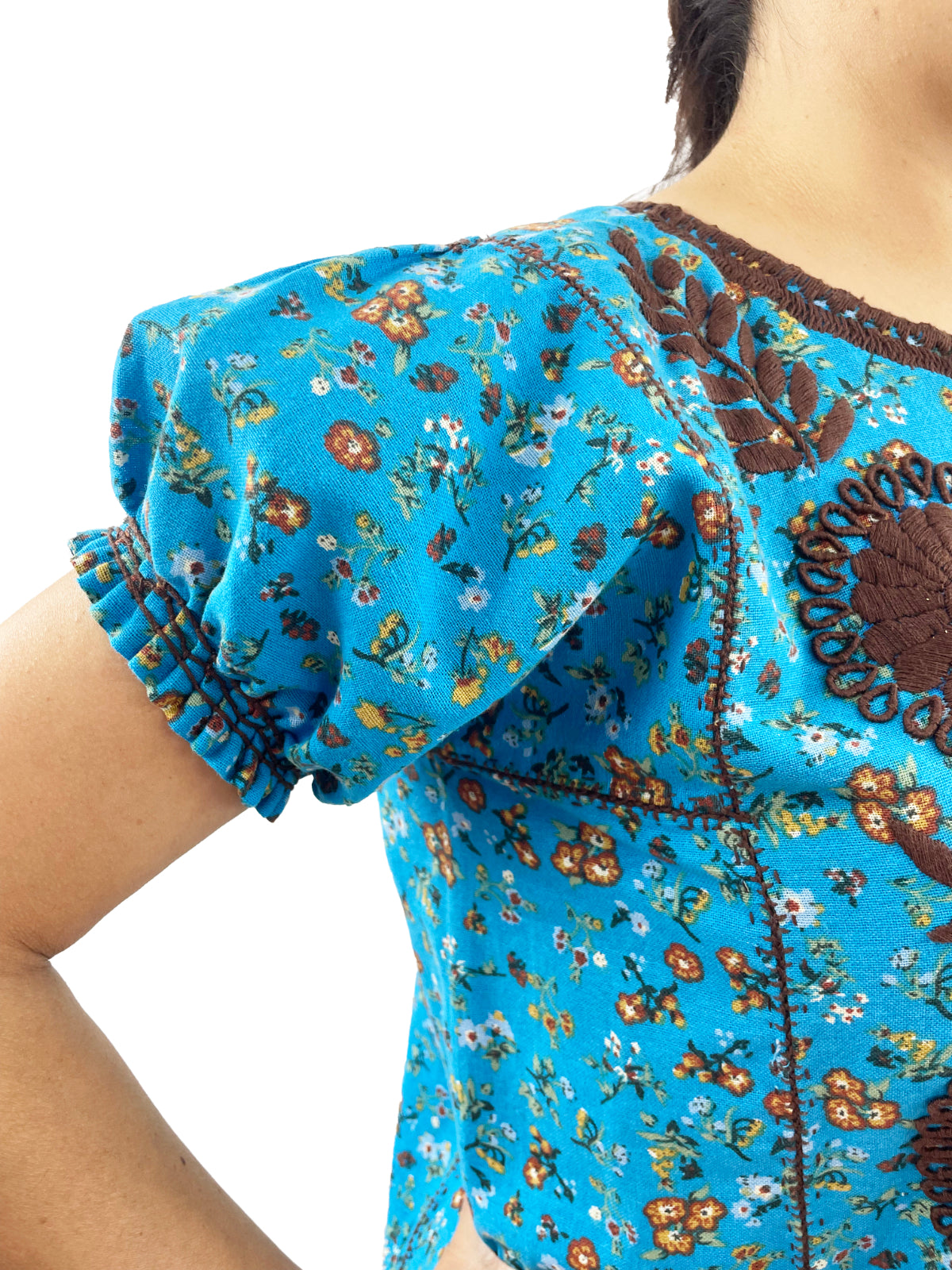 Vestido Chemise color turquesa, bordado cafe, detalle de la manga y estampado.