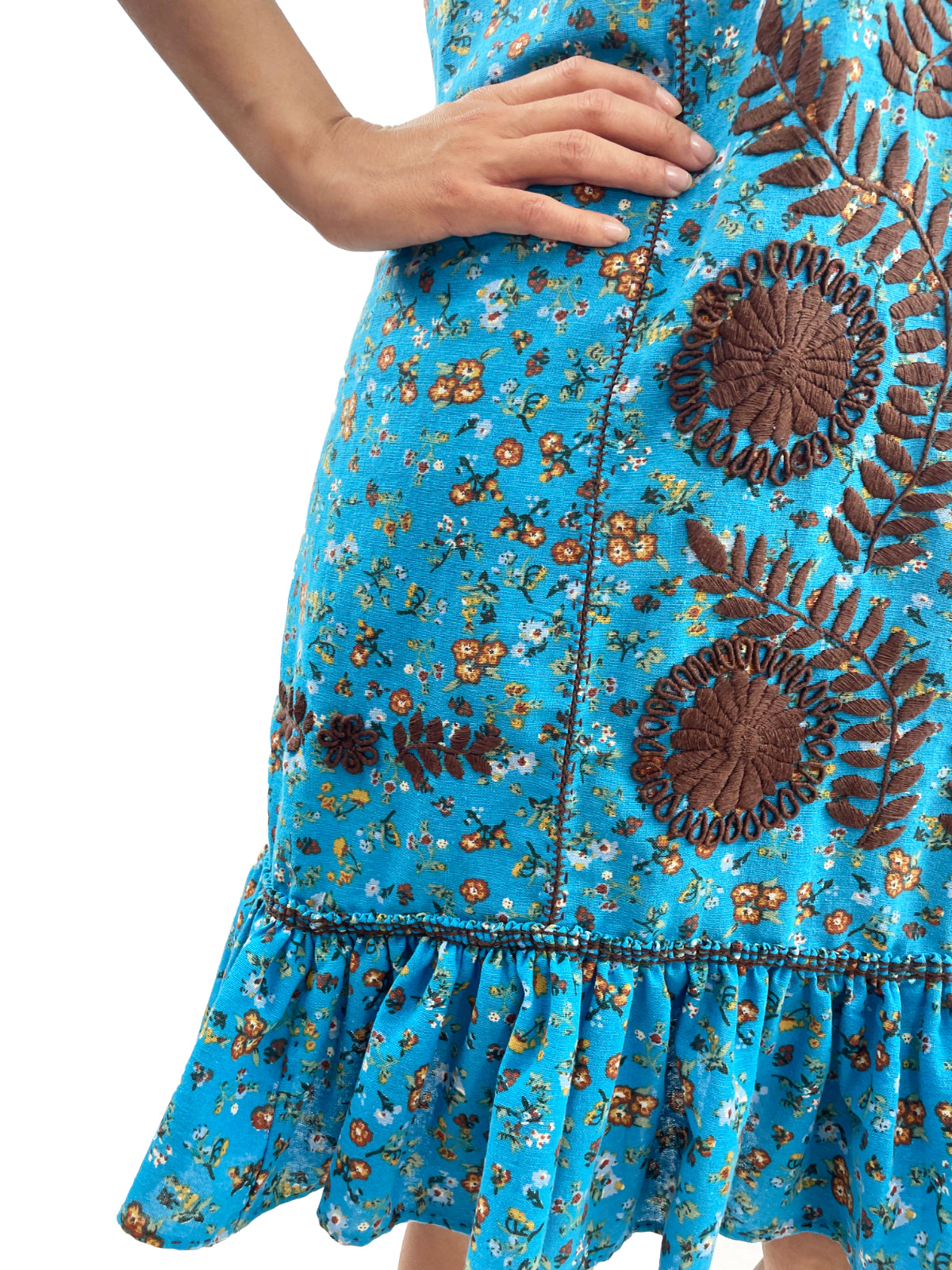 Vestido Chemise color turquesa, estampado de flores y bordado café, detalle de la falda.