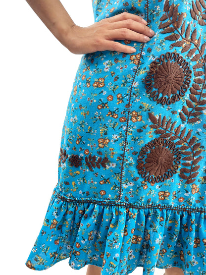 Vestido Chemise color turquesa, estampado de flores y bordado café, detalle de la falda.