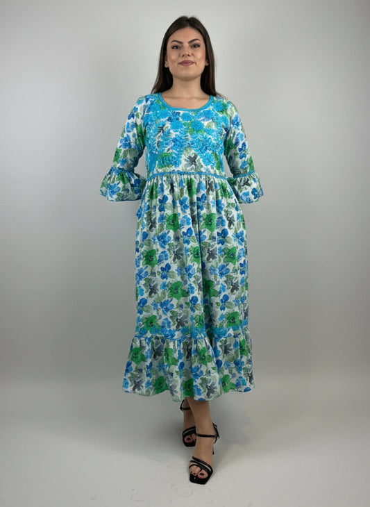 Vestido Chiapas Aguacatenango manga campana floreado con bordado celeste, vista frontal en modelo.