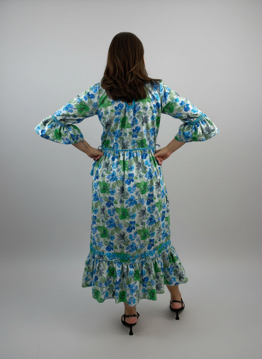 Vestido Chiapas Aguacatenango manga campana floreado, bordado celeste, vista posterior.