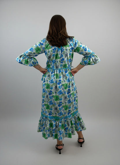 Vestido Chiapas Aguacatenango manga campana floreado, bordado celeste, vista posterior.