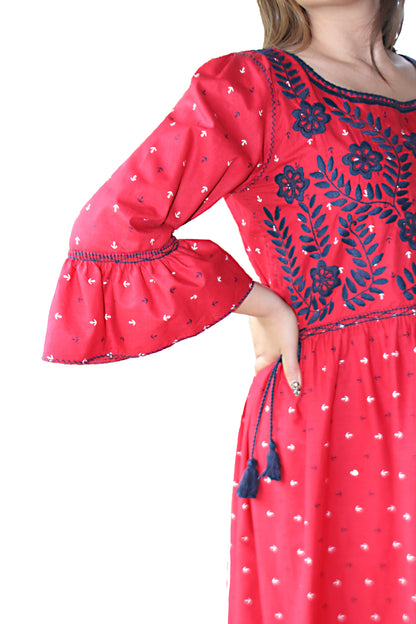 Vestido Chiapas Aguacatenango manga campana color rojo, bordado azul marino, detalle de la manga.
