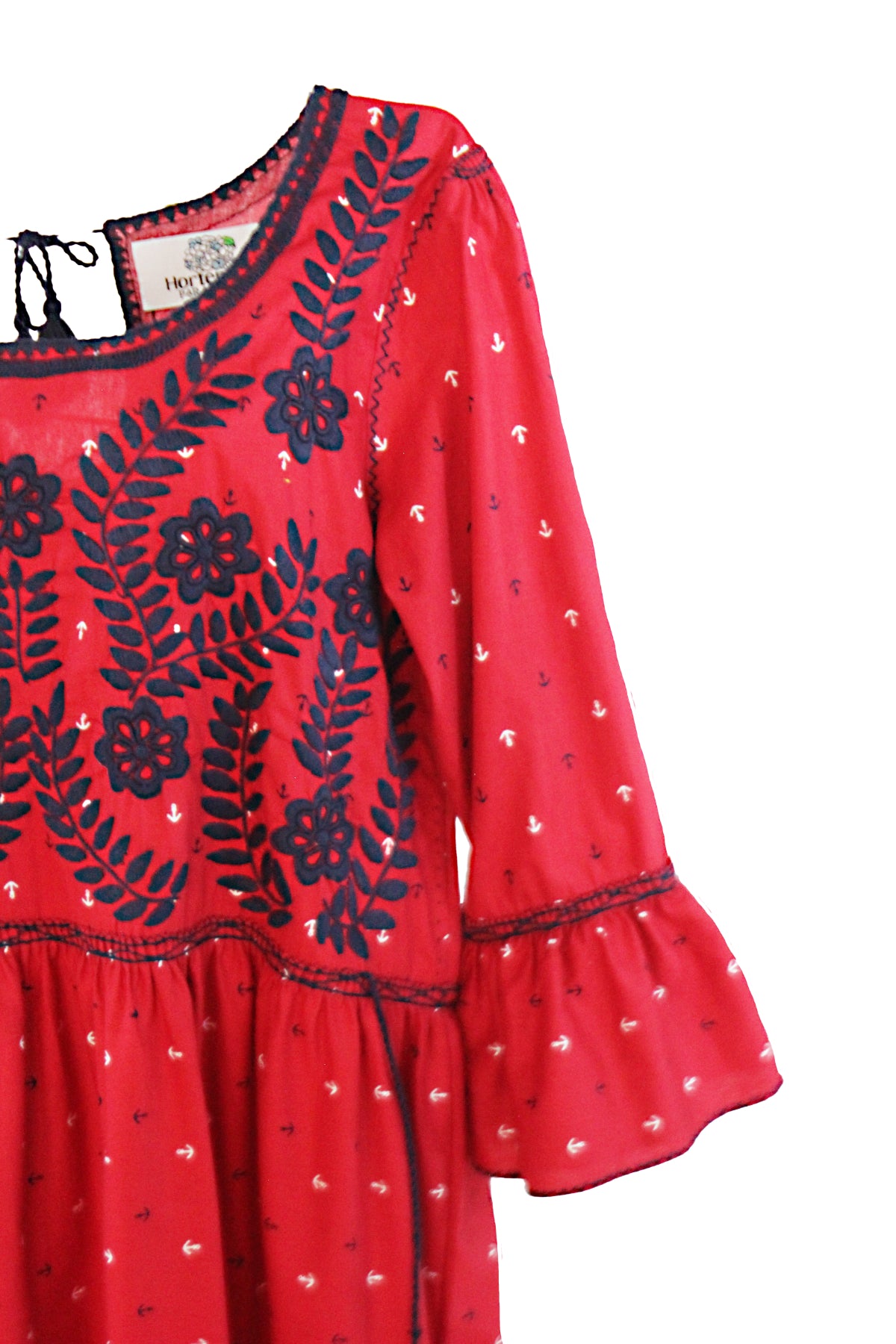 Vestido Chiapas Aguacatenango manga campana color rojo, bordado azul marino, detalle del bordado.