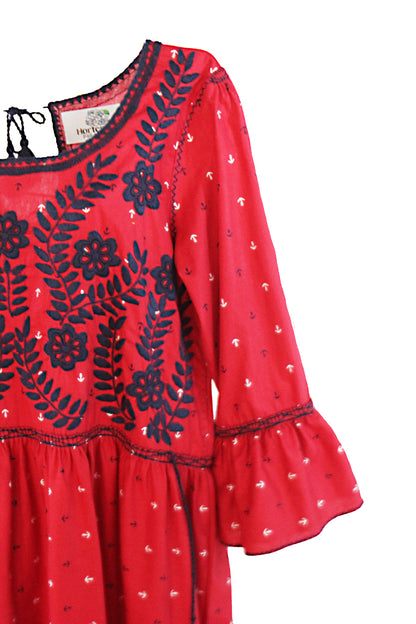 Vestido Chiapas Aguacatenango manga campana color rojo, bordado azul marino, detalle del bordado.