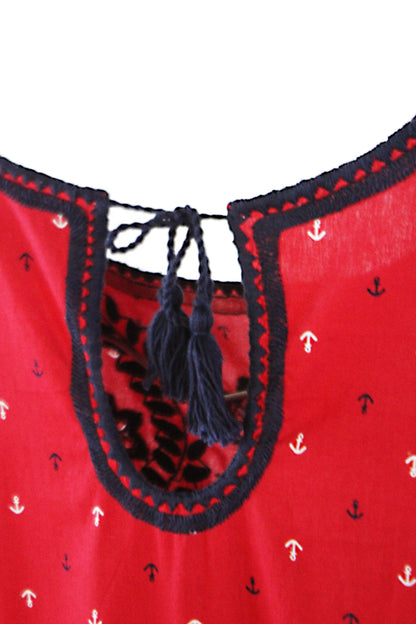 Vestido Chiapas Aguacatenango manga campana, color rojo, bordado azul marino, detalle de la espalda.