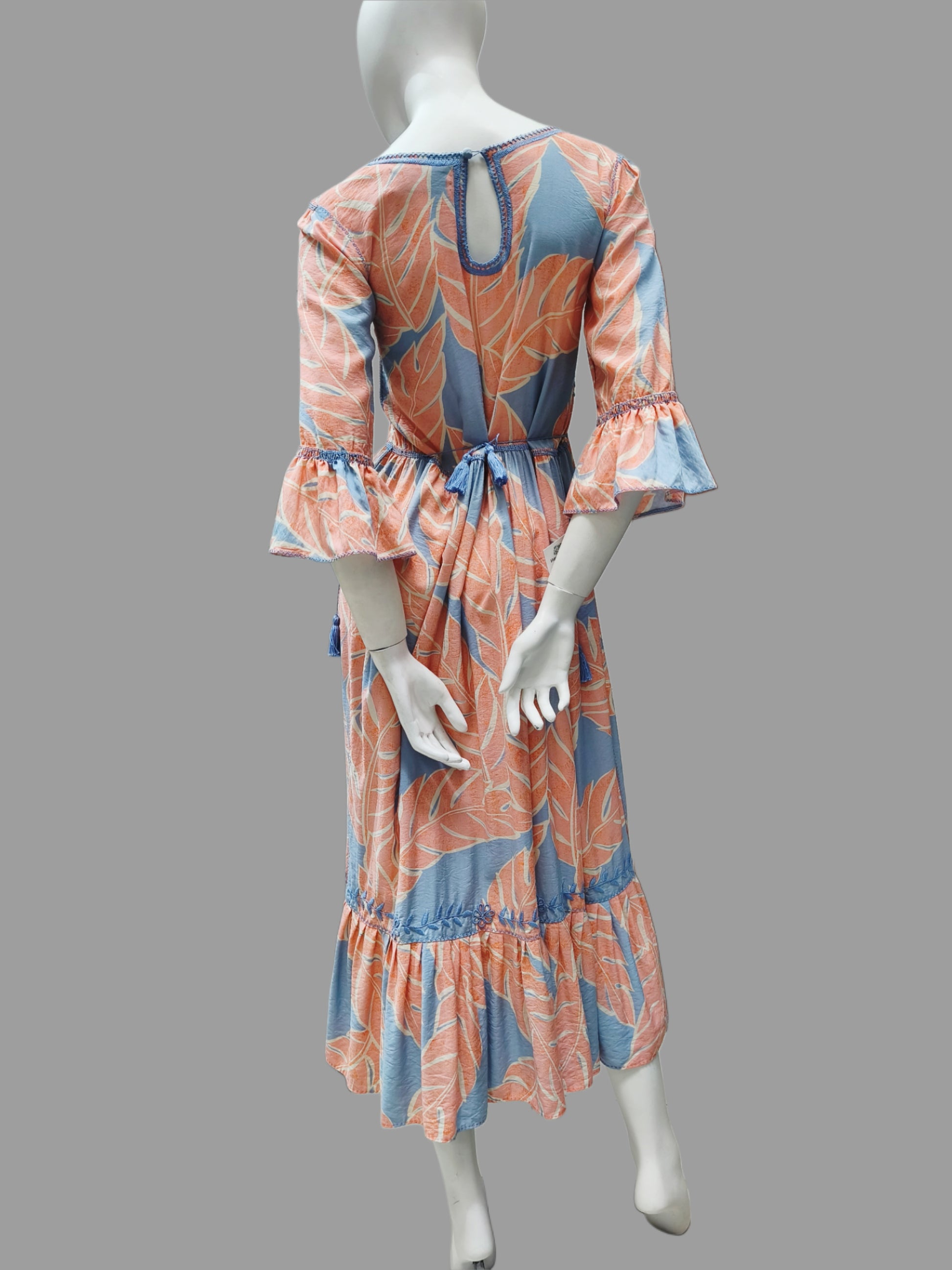 Vestido Chiapas Aguacatenango manga campana. estampado salmón, bordado celeste, vista posterior.