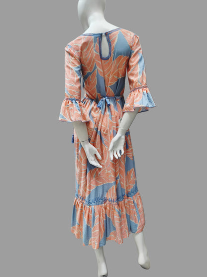 Vestido Chiapas Aguacatenango manga campana. estampado salmón, bordado celeste, vista posterior.