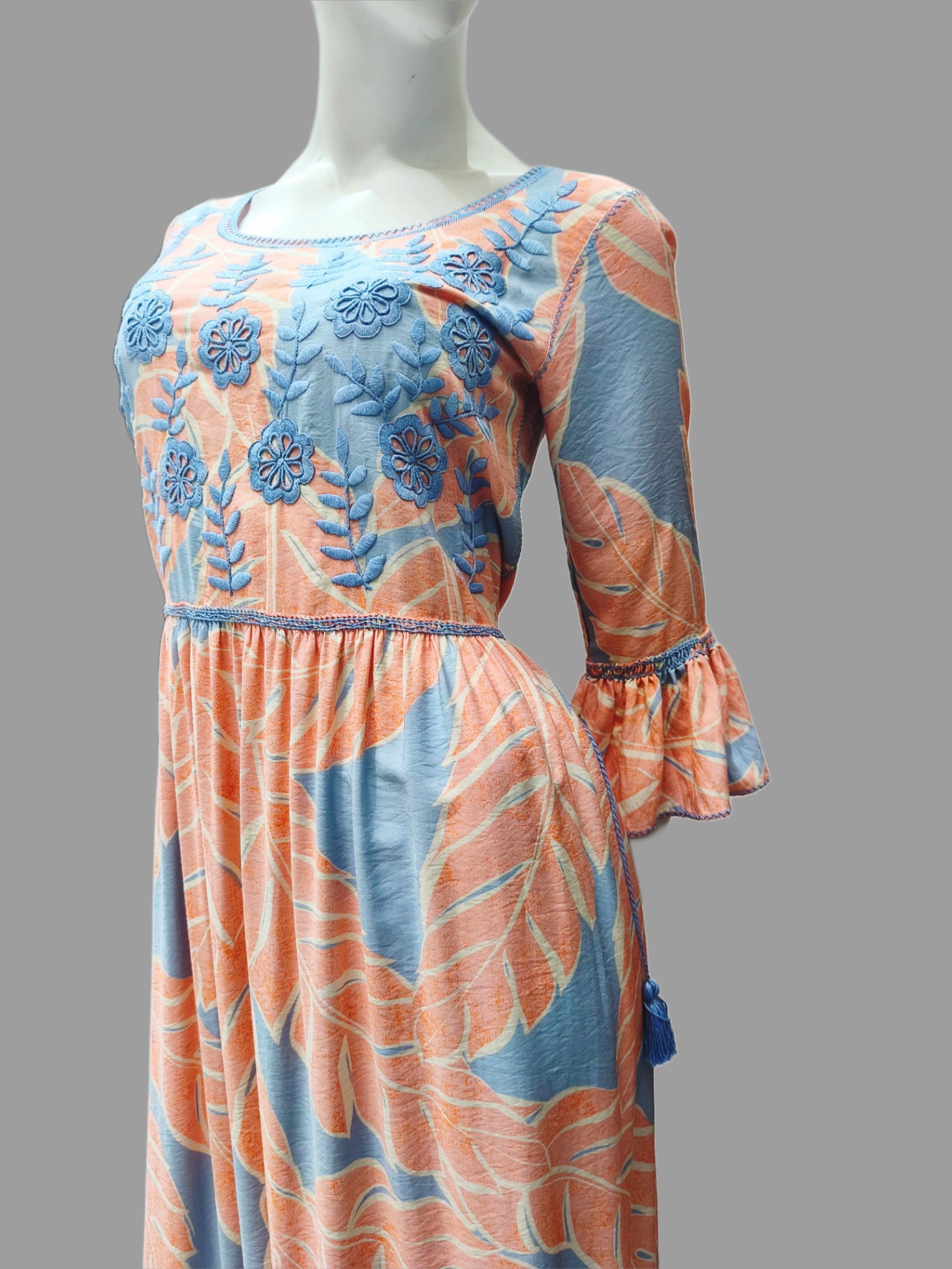 Vestido Chiapas Aguacatenango manga campana, estampado color salmón, bordado celeste, detalle del bordado.