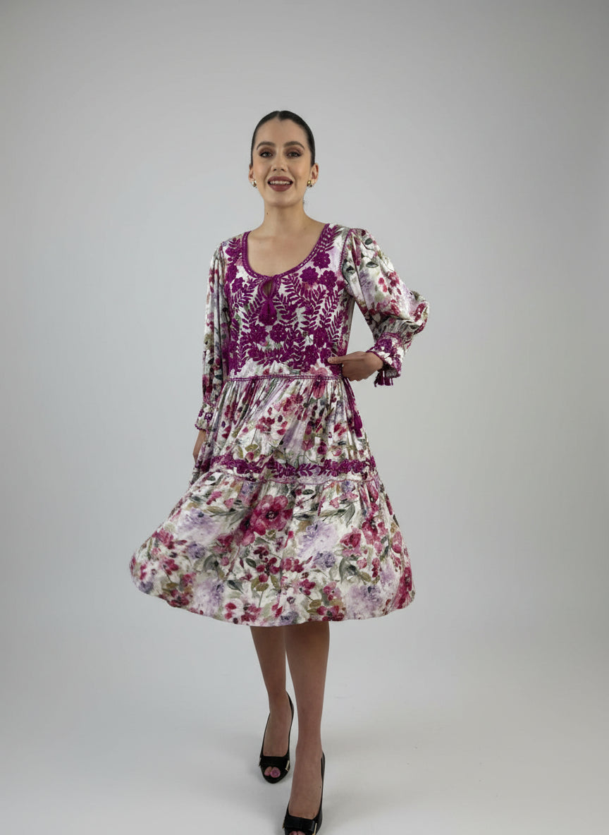 Vestido Chiapas Tradicional Aguacatenango Dos Vuelos en color fucsia, en modelo en movimiento.