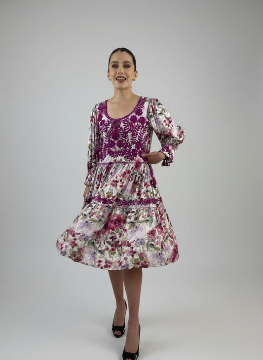 Vestido Chiapas Tradicional Aguacatenango Dos Vuelos en color fucsia, en modelo en movimiento.