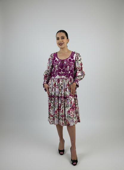 Vestido Chiapas Tradicional Aguacatenango Dos Vuelos en color fucsia, vista frontal en modelo.