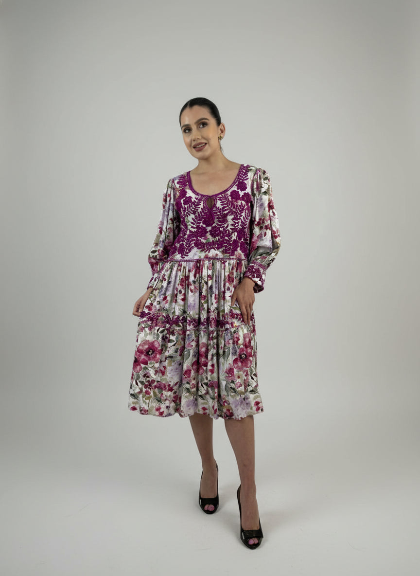 Vestido Chiapas Tradicional Aguacatenango Dos Vuelos en color fucsia, en modelo, vista frontal.