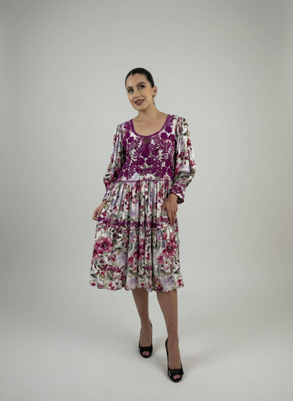 Vestido Chiapas Tradicional Aguacatenango Dos Vuelos en color fucsia, en modelo, vista frontal.