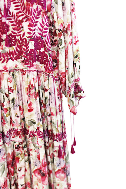 Vestido Chiapas Tradicional Aguacatenango Dos Vuelos en color fucsia, detalle de las mangas.