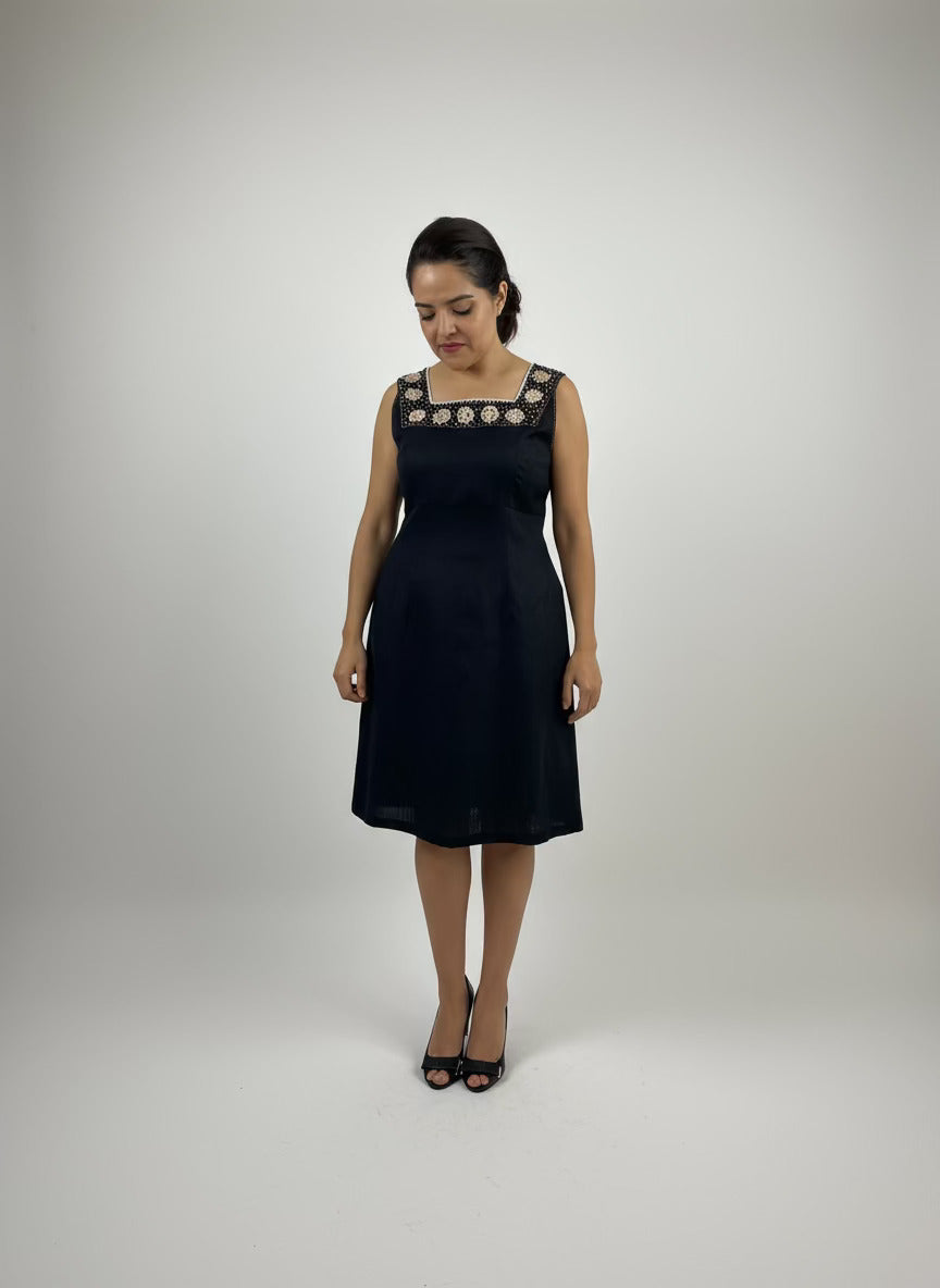 Vestido Chiapas bordado aguacatenango color negro, en modelo.