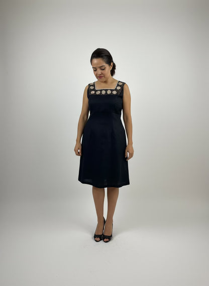 Vestido Chiapas bordado aguacatenango color negro, en modelo.