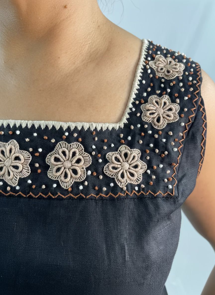 Vestido Chiapas bordado aguacatenango en color negro, detalle del bordado.