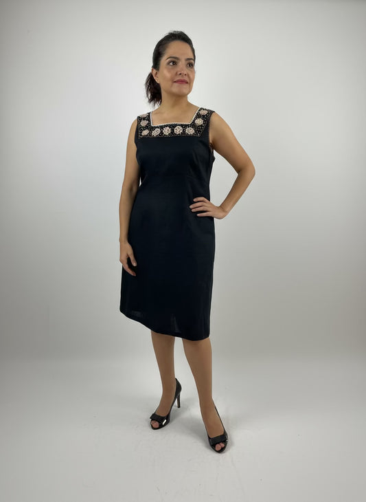 Vestido Chiapas bordado aguacatenango, vista frontal en modelo.